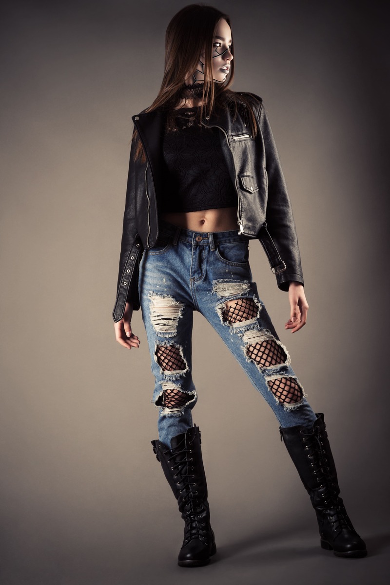 Giacca di pelle e jean strappati