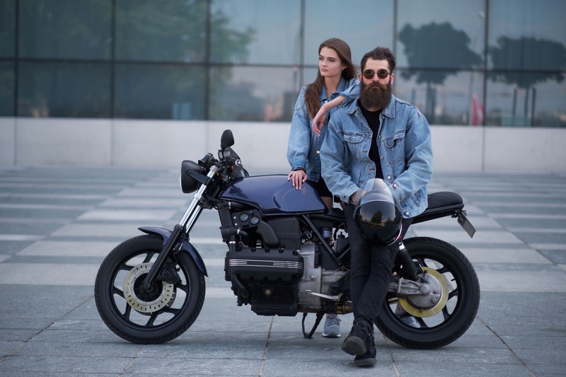 Look streetstyle con giacca in denim e jeans skinny neri