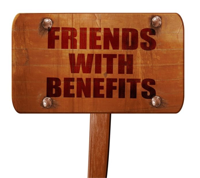 sesso tra amici-2-2 cartello Friends with benefits, espressione utilizzata per dire sesso tra amici