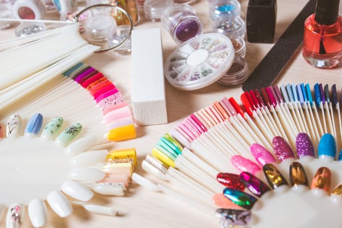 Unghie per Pasqua Unghie per Pasqua, set di colori e accessori per semipermanente unghie