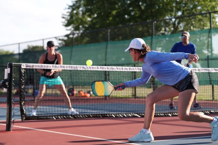 pickleball due donne giocano a pickleball
