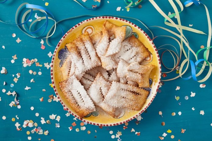 chiacchiere carnevale chiacchiere di carnevale in piatto, con contorno di stelle filanti e coriandoli