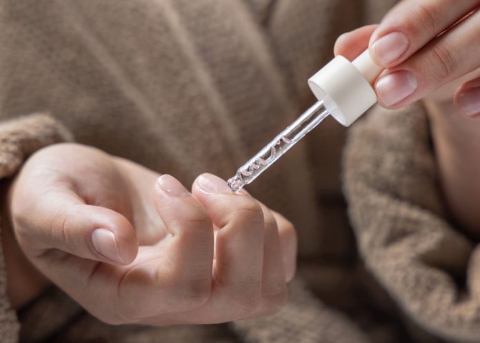 Cuticole delle unghie donna mette olio sulle cuticole delle proprie mani