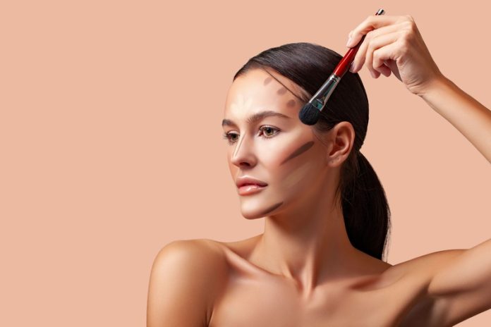 Contouring Contouring su modella che impugna pennello