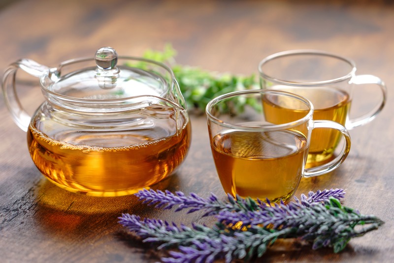 due bicchieri trasparenti con dentro infuso alla lavanda