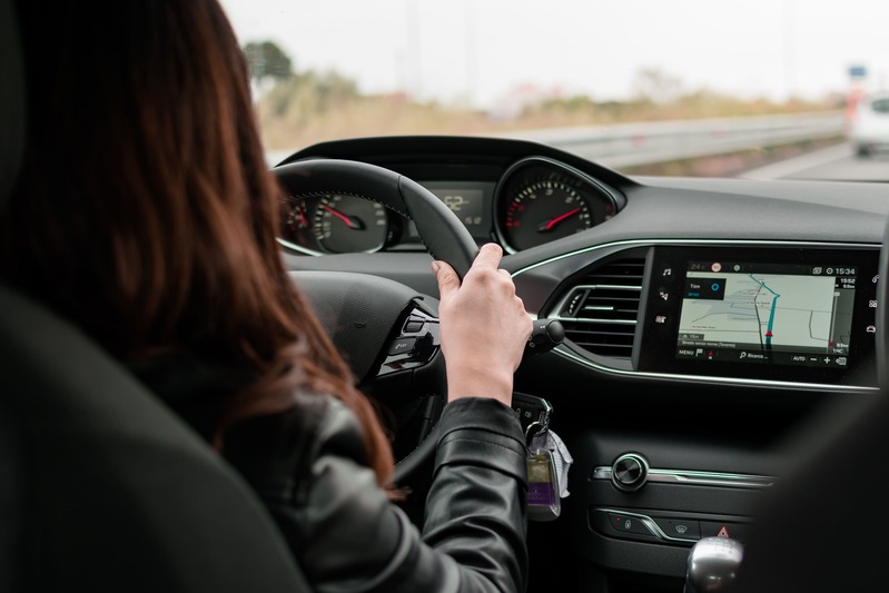 neopatentati, ragazza al volante