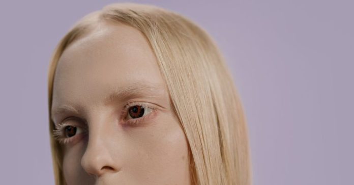 Capelli chiari e bianchi: come usare l’antigiallo senza errori Capelli chiari e bianchi: come usare l’antigiallo senza errori: Primo piano di una persona con capelli biondi e uno sfondo…