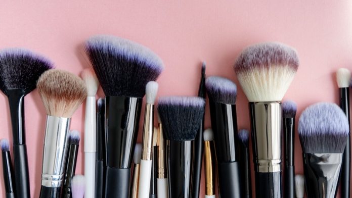 pennelli da trucco in fila