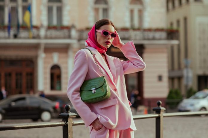 Come abbinare il foulard con blazer o cappotto