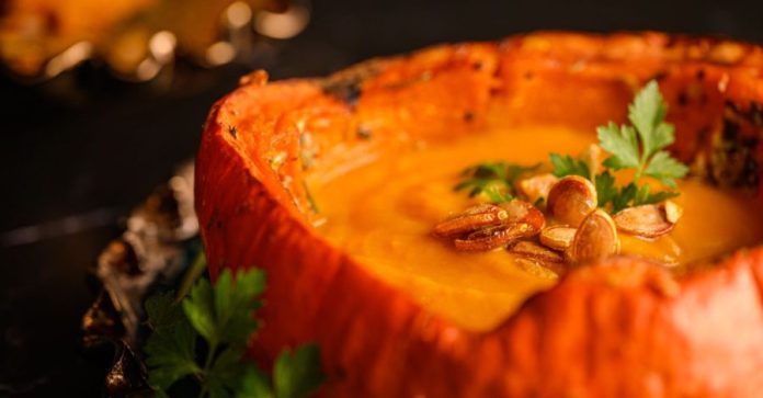 Una zuppa di farro e zucca cremosa per le sere d’autunno Una zuppa di farro e zucca cremosa per le sere d’autunno: Primo piano di zuppa cremosa di zucca guarnita con semi e…
